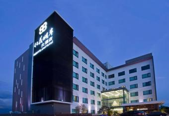 Renyi Lake Hotel has Balcony rooms