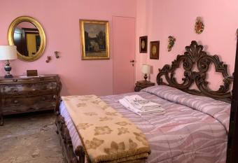 La casa dei sapori a Mirandola allows 18 year olds to book a room