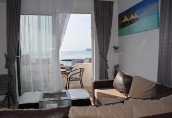 Studios Seaview has Balcony rooms