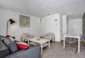 2 Bedroom Holiday Retreat West Palm Beach Art has Balcony rooms