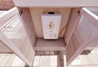 Hermoso Penthouse con jacuzzi en terraza has rooms with a private hot tub