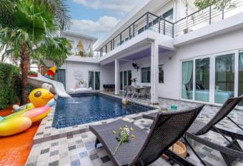 Luxurious and Playful 5 Bedroom Pool Villa - CC allows 18 year olds to book a room