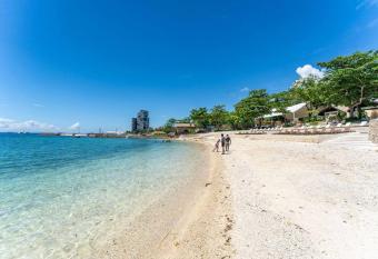 OMP 17J-T1, Seaview, Beach, Pool Access,Near Airport, Fast Wifi, Netflix has Balcony rooms