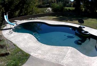 Redding 3 Bedroom with a Pool allows 18 year olds to book a room