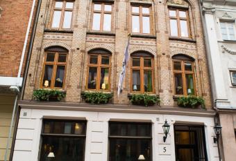 H5 Hotel allows 18 year olds to book a room