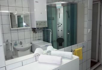 Studio Sweet Home has rooms with a private hot tub