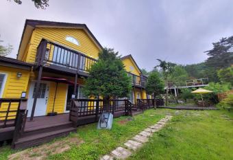 Honey Bear Pension has Balcony rooms