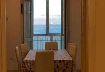 Una finestra sul mare has Balcony rooms