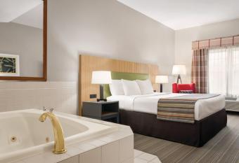 Country Inn & Suites by Radisson, Schaumburg, IL has rooms with a private hot tub