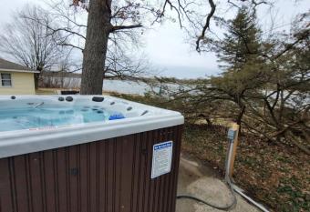 Campau Lake Sunshine cottage allows 18 year olds to book a room