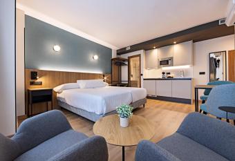 Apartamentos Col  n 27 allows 18 year olds to book a room