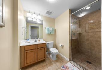 Tropical Sunrise 2BR King Suite Condo Ocean Views Walk to Beach Resort Pools Dining Beach Gear has rooms with a private hot tub