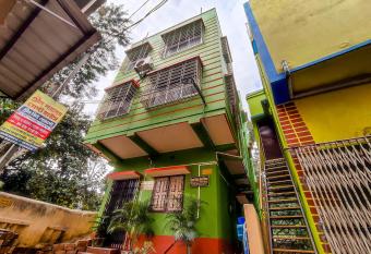 Green Palace Guest House has Balcony rooms