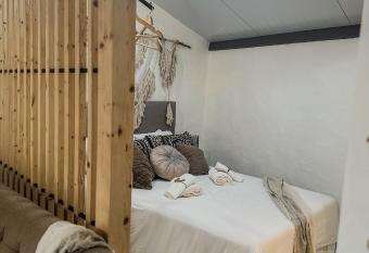 Est  dio em Alte - KARMEA HOUSES has Balcony rooms