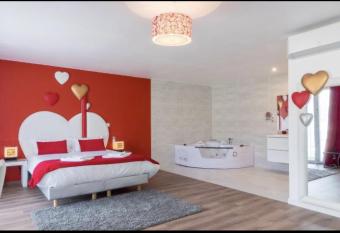 H  tel Domaine des Pierres Dor  es has rooms with a private hot tub