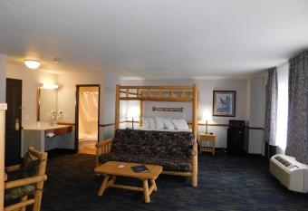 Northwoods Best Inn - Chetek has rooms with a private hot tub