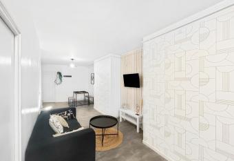 L Empreinte St  phanoise has Balcony rooms