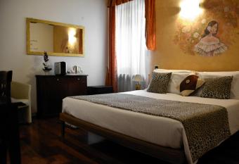 Relais Ponte Pietra has rooms with a private hot tub