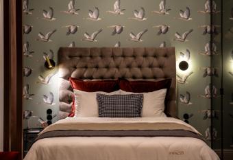 Piac43 - Svetits-palota allows 18 year olds to book a room