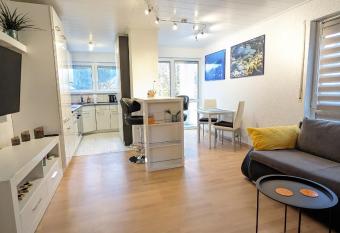 Ruhige, moderne Wohnung bei Darmstadt in Ro  dorf has Balcony rooms