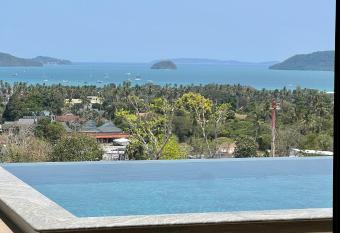 Seaview Villa by Patarrasiri has rooms with a private hot tub