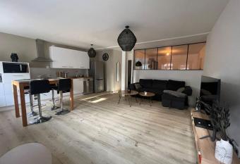 L appartement charmant allows 18 year olds to book a room