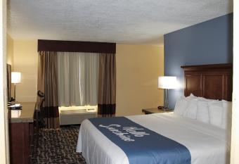 Days Inn by Wyndham Batavia Ohio has rooms with a private hot tub