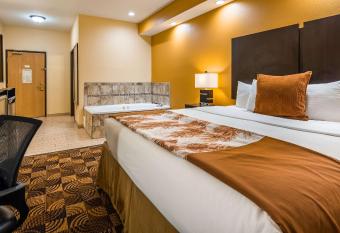 Best Western Plus Whitewater Inn has rooms with a private hot tub