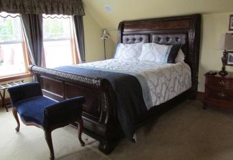 Mansion Inn Lake Stevens has rooms with a private hot tub