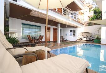 Bluewaves Westcliff Villa allows 18 year olds to book a room