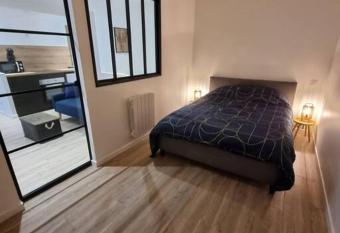 T2    50 m  tres de la gare has Balcony rooms