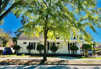 Ideal Location Spacious has rooms with a private hot tub