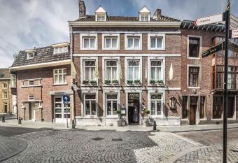 Hotel Au Quartier allows 18 year olds to book a room