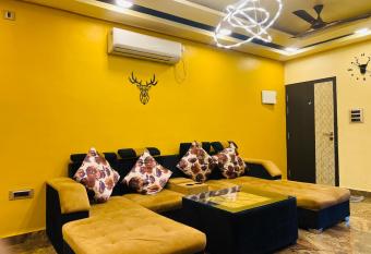 Ayudh Bhawan has rooms with a private hot tub