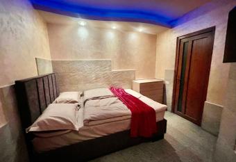 New York Inn allows 18 year olds to book a room