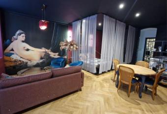 Le Boudoir D Olympe Appartement   rotico-romantique allows 18 year olds to book a room