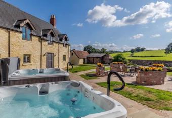 Henrhiw Farm House at Henrhiw Farm Cottages has rooms with a private hot tub
