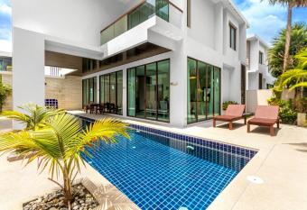             2                              13                                                      700      kamala       V03 has rooms with a private hot tub