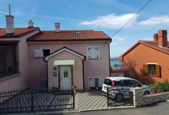 Apartment Jelena allows 18 year olds to book a room