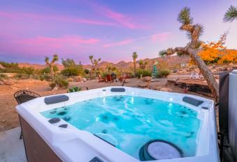 New: Dome, Hot Tub, Game Room, 5 min to park has rooms with a private hot tub