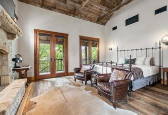 Blacksmith Quarters has rooms with a private hot tub