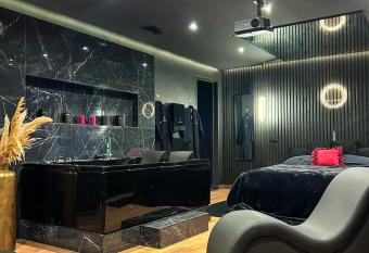BlackRoom Suite de Luxe 50 Nuances de grey has rooms with a private hot tub