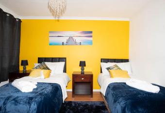 Penryn Home Perfect for Contractors has Balcony rooms