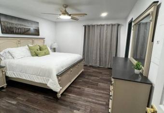 Delightful Paradise near AU allows 18 year olds to book a room