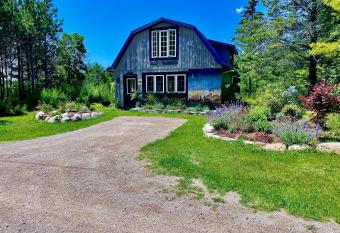 Three Sister's Cottage Barn has Balcony rooms