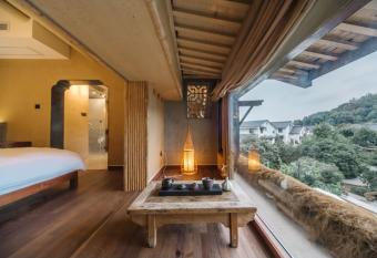 Xianqingshan Homestay has Balcony rooms