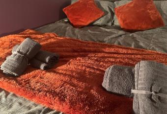 Cosy Central MK Apartment Sky Tv Netflix and Free Parking allows 18 year olds to book a room