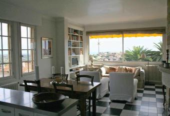 Comfortable home with a beautiful garden has Balcony rooms