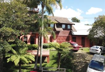Casa de campo pr  ximo a Gramado allows 18 year olds to book a room