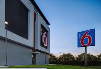 Motel 6 Dallas, Tx Methodist Charlton Medical Ctr allows 18 year olds to book a room